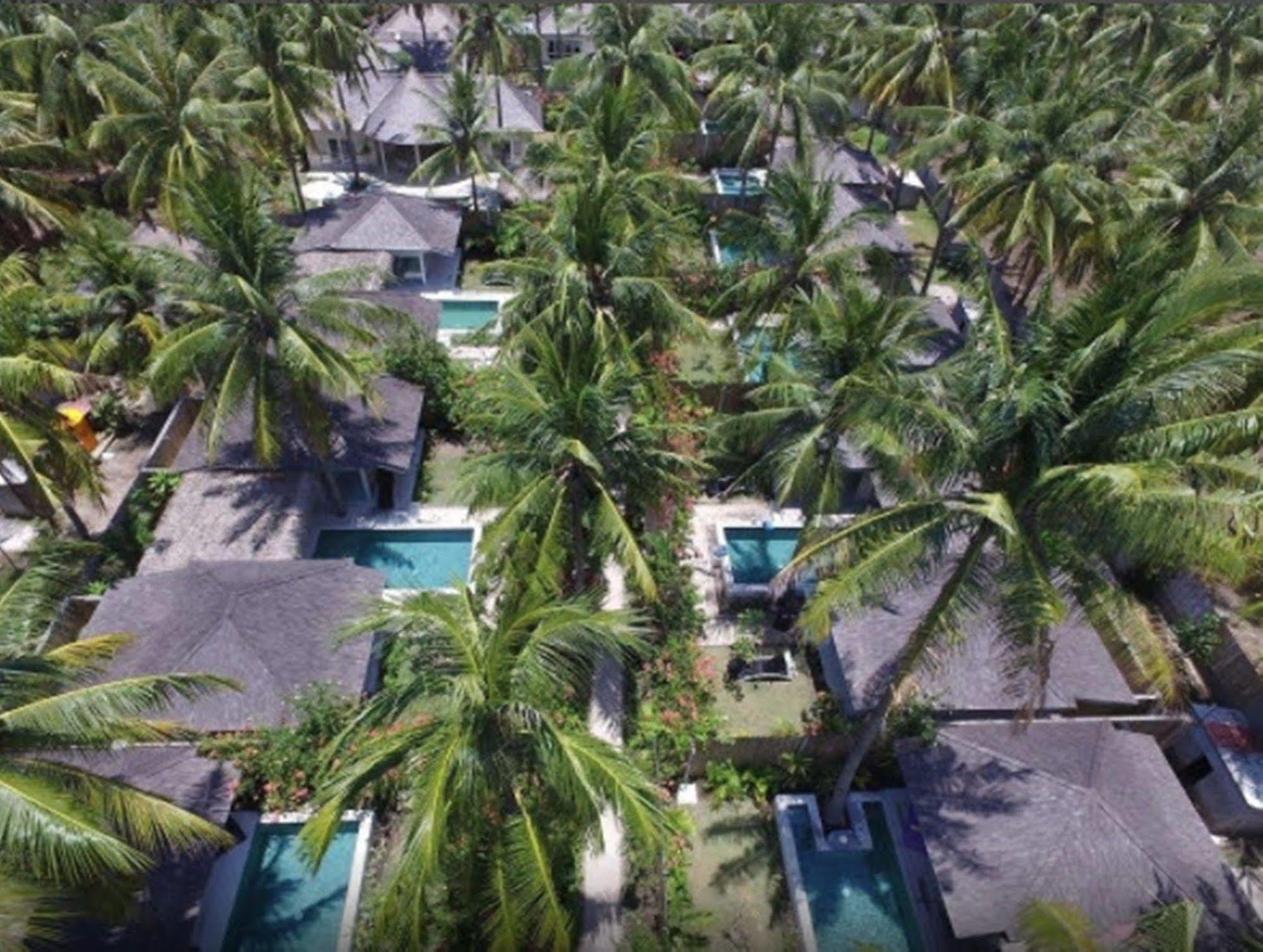 Sunset Palms Resort Gili Trawangan Exterior photo